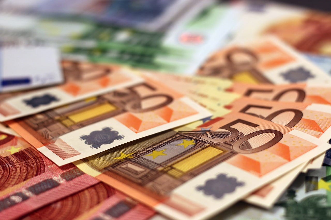 Geldscheine, Euronoten welche Steuerlast symbolisieren